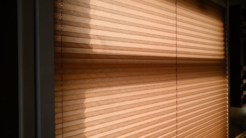 Plisségordijn met warm zonlicht in het interieur